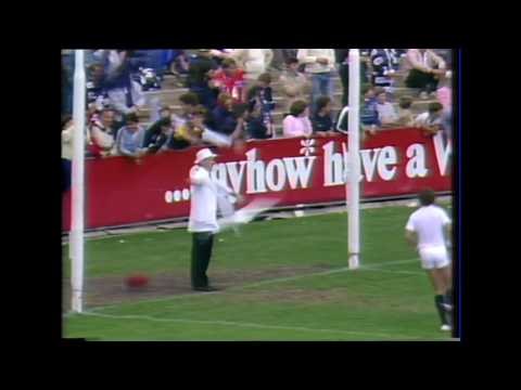 VFL Classics #47 - Hitting the goal umpire in the back of the head with the ball