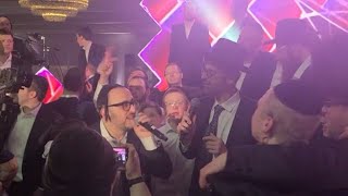 ידלה ורדיגר מצטרף לליפה שמלצר בחתונה של בראון הלפרן עם תאורה גדולה