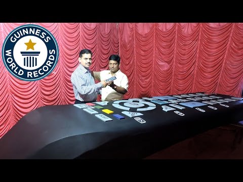 VIDEO: Aşa arată cea mai mare telecomandă TV din lume! E nevoie de trei persoane pentru a fi ridica