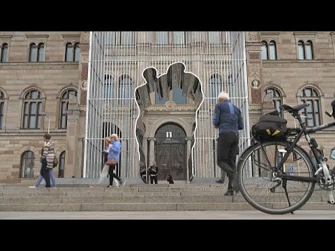 بدون تعليق قنطرةٌ للتضامن مع اللاجئين أمام المتحف الوطني في ستوكهولم