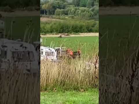 Gens du voyage sur un terrain de foot s'amusent sur une motos cross