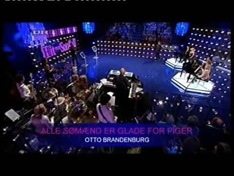 Rasmus Bjerg synger "Susanne Birgitte og Hanne" (Alle sømænd er glade for piger) i Hit med sangen