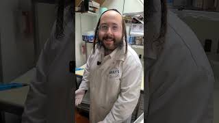 יוליש מבקר את דג הסרוליס המפורסם ברוקלנד כשר