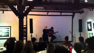 Sarah Dawn Finer sjunger Because I am a Girl låten på först