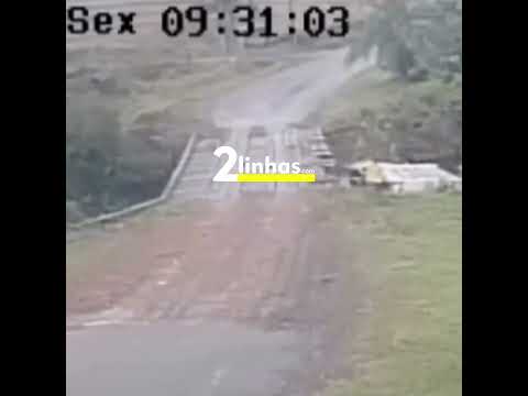 🚨CÂMERA FLAGRA CAMINHÃO DESPENCANDO DE PONTE SOBRE O RIO TURVO NO RS😱🌉🚛