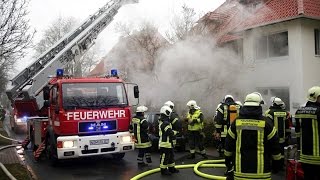 preview picture of video 'Brand in Northeim: Feuerwehr rettet Bewohner und Katze'