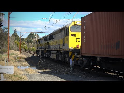 QUBE 1100 Classes passing Blackheath Level Crossing with Intermodal Freight | Blue Mountains