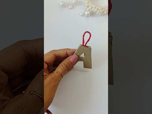 Vídeo relacionado con DreamKraft 96cm Multicolour Paper Mache Decorative Peacock Door Hangings with 1 Key Chain - Set of 2