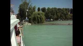 preview picture of video 'Balatonmeer schipvaarten: aankomst aan de pier van Csopak'