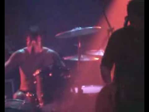 QOTSA - First it Giveth (Philadelphia 2002) with Dave Grohl.flv