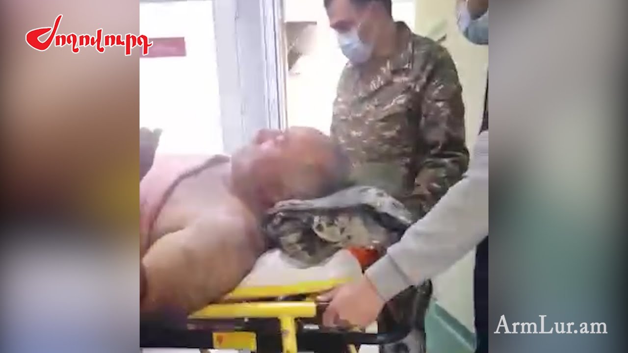 Վիրավոր Սասուն Միքայելյանին առաջին օգնությունն են ցուցաբերում. Armlur.am