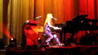 Tori Amos Big Wheel - &quot;Get the fuck out of my show&quot; - Dances &amp; Kicks Out Cop - Charlotte, NC