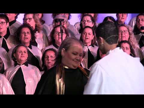 Coral Vozes de Santa Catarina emociona em espetáculo na catedral de Rio do Sul