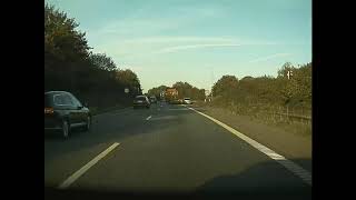 Lastbil tæt på at ramme en bil på motorvejens nødspor.