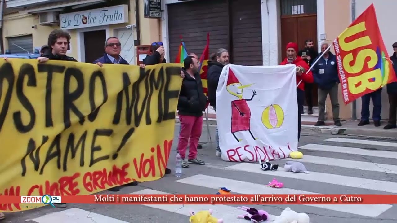 Molti i manifestanti che hanno protestato all’arrivo del Governo a Cutro (VIDEO)