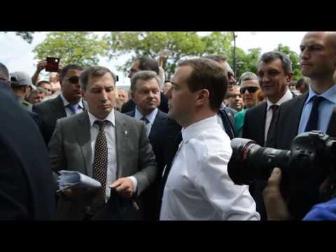 Медведев крымским пенсионерам: ДЕНЕГ НЕТ, НО ВЫ ДЕРЖИТЕСЬ!