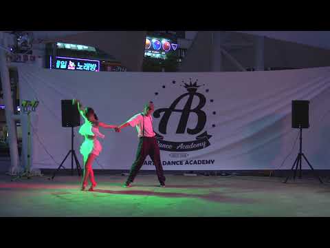 Art. Busking - Dance performance (Dugong & Leeji)