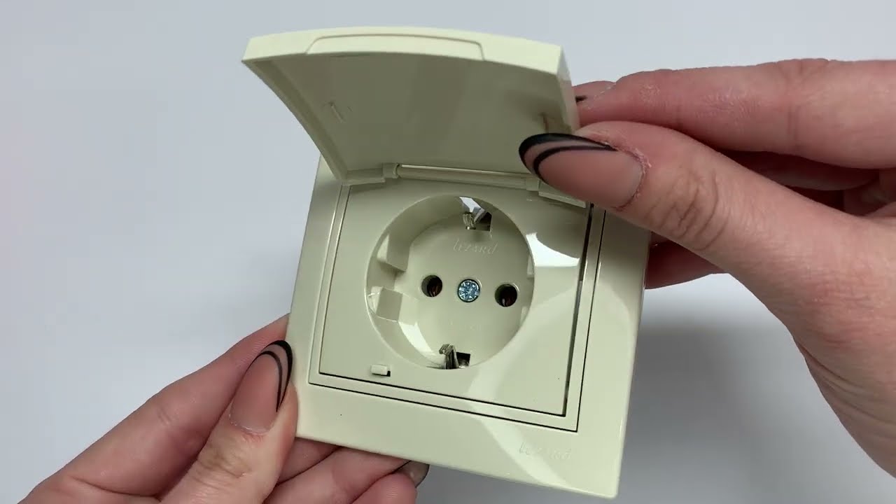 Розетка одинарная с/з крышкой и вставкой LEZARD Mira крем 701-0303-123B