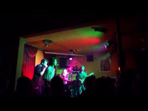 Empty Bones - How I Met Your Mother (Live)