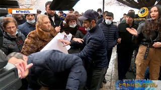 Միջադեպ կառավարության մոտ. քաղաքացին հարձակվեց լրագրողի վրա՝ պաշտպանելով Փաշինյանին