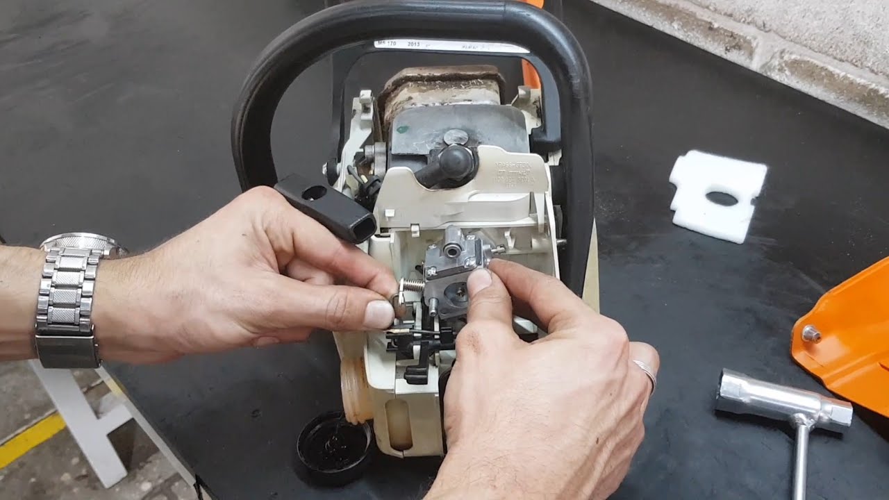 Watch Now Como retirar o carburador da MOTOSSERRA STIHL MS 170 ou MS 180. Como retirar o carburador da MOTOSSERRA STIHL MS 170 ou MS 180.
