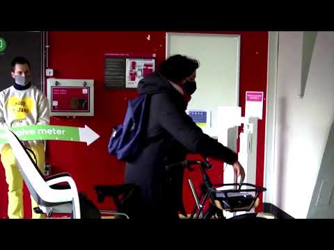 オランダ人は車やバイクから投票に行く (Dutch take to the polls from their cars and bikes)