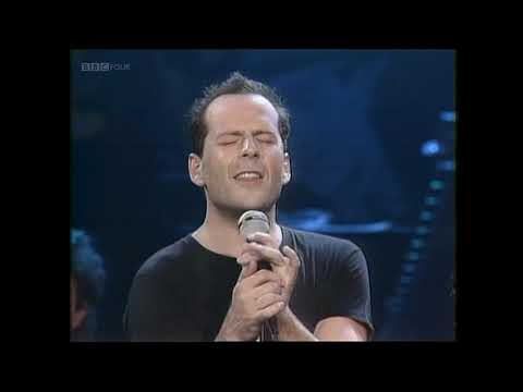 Bruce Willis with The Temptations - Under the Boardwalk [TOTP 1987]