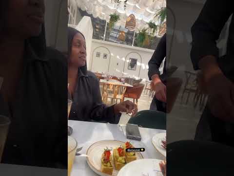 LIZHA JAMES ESTA AO LADO DA SUA AMIGA EM UM ALMOÇO