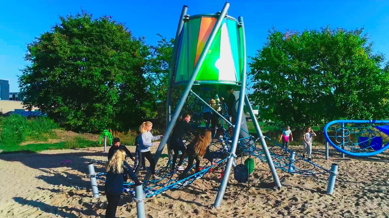 SkyTwister - Twisted play tower by KOMPAN