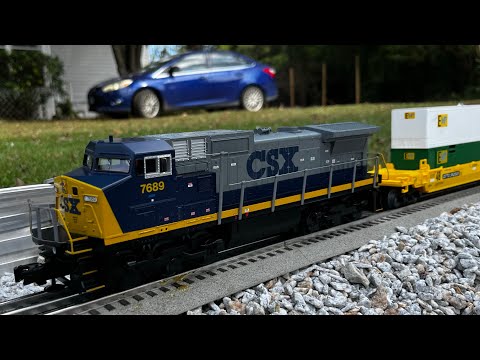 CSX Lionel Dash 8 LionChief, locomotive, unboxing and test. This thing is amazing.
