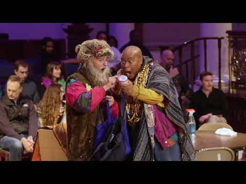 Το σχήμα [[#On Site Opera#]], που ιδρύθηκε το 2012, είναι αφιερωμένο στην παραγωγή όπερας σε μη παραδοσιακούς χώρους σε όλη τη Νέα Υόρκη. Η On Site Opera διαμορφώνει τις παραγωγές της σε συγκεκριμένες τοποθεσίες χρησιμοποιώντας τον φυσικό χώρο για να δημιουργήσει ένα περιβάλλον στο οποίο η ιδέα, η αφήγηση, η μουσική και οι ερμηνευτές ενώνονται για να σχηματίσουν ένα καθηλωτικό, συνεκτικό και ουσιαστικό σύνολο.