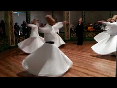 Dervixes rodopiantes no Museu Galata Mevlevihanesi em Istambul