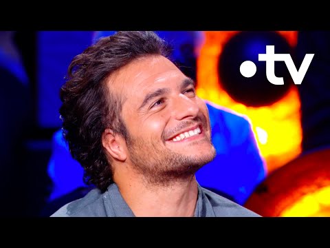 Amir's mother keeps ALL the letters from his fans