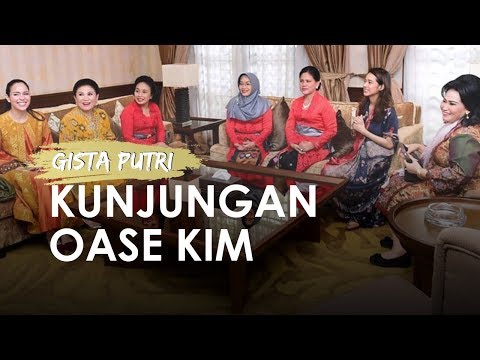 Potret Gista Putri saat menerima Kunjungan Ibu Negara dan Ibu-ibu OASE KIM