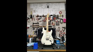 Video thumbnail for Fender Mexican Strat --Duckbucker- by Frontman Guitars