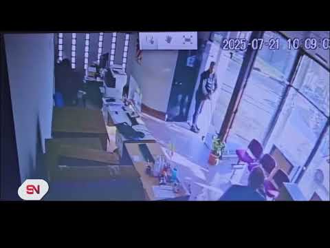 Un hombre con una pala de pico atacó las oficinas de la EPE en San Jorge  Un día de furia de un clie