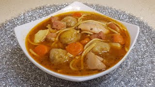 sopas de pollo, jamón y bolitas de platano