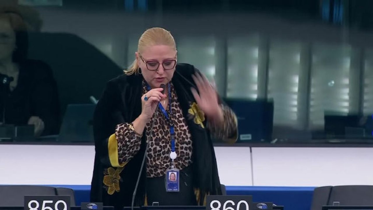 Violenze a cortei, l'Eurodeputata rumena Sosoaca in Latino: Divide et Impera. Ue come nazismo
