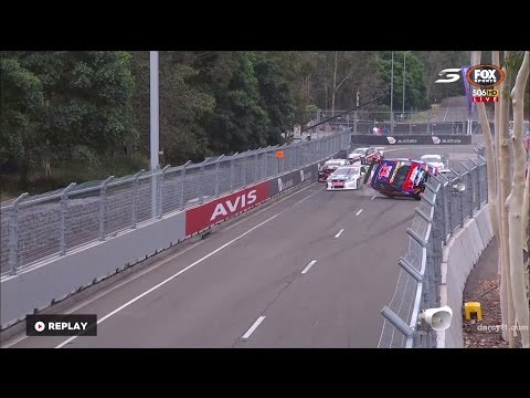 Dunlop Series 2016. Race 2 Homebush Street Circuit. Pile Up
