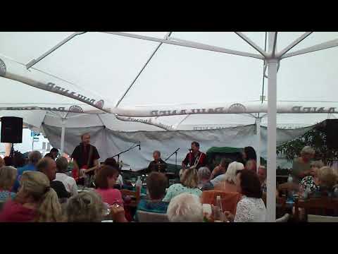 Cagey Strings  2017-07 im Troja - Schön und kaffeebraun