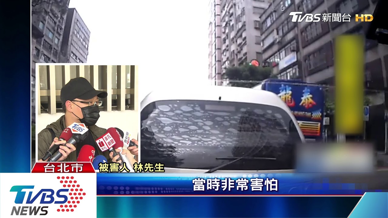 不滿被叭!駕駛車停路中 持棍棒朝後車猛K