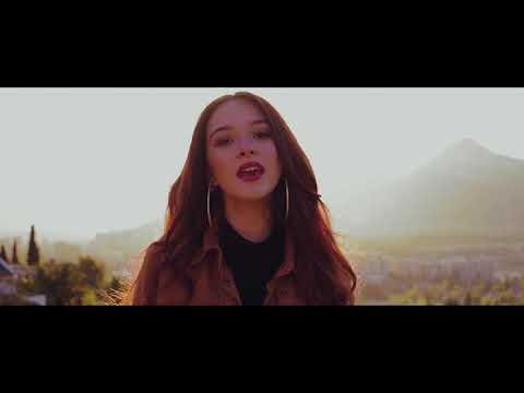 Alexia Naomi - Solo Con Un Beso (Official Video)