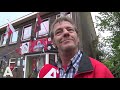 Rob uit Noord hangt nu al de Ajaxvlaggen uit