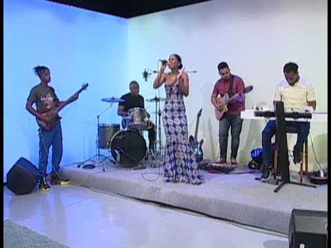 Momento musical com Estefânia Andrade e Banda