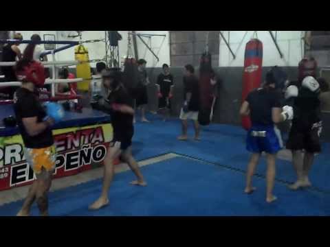 Entrenamiento en la Academia ThaiBox _ Guanteo