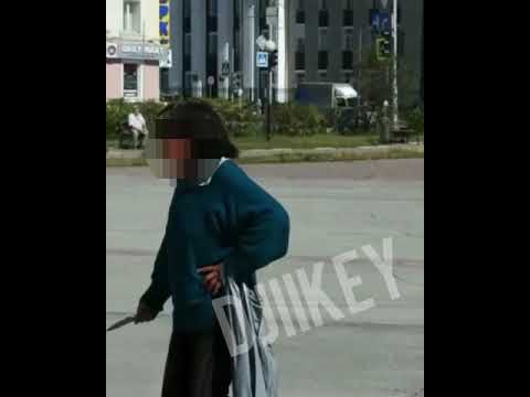На площади Орджоникидзе задержали женщину с ножом На площади Орджоникидзе задержали женщину с ножом