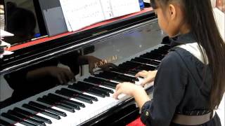 2014-07-13 Pianist playing in shopping mall, Hua Hin