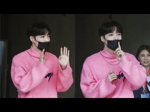 张艺兴 穿粉红色毛衣上班的一天/ LAY Zhang Yixing in pink sweater 20201006