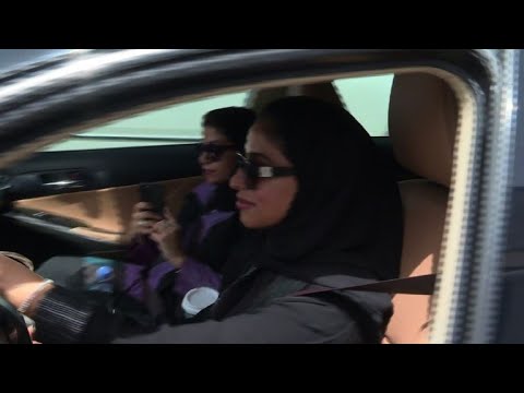 Saudi-Arabien: Frauen chauffieren Fahrgäste durch Riad