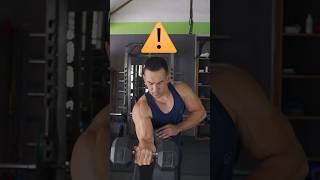 Uginanie ramion na ławce Scotta — wideo